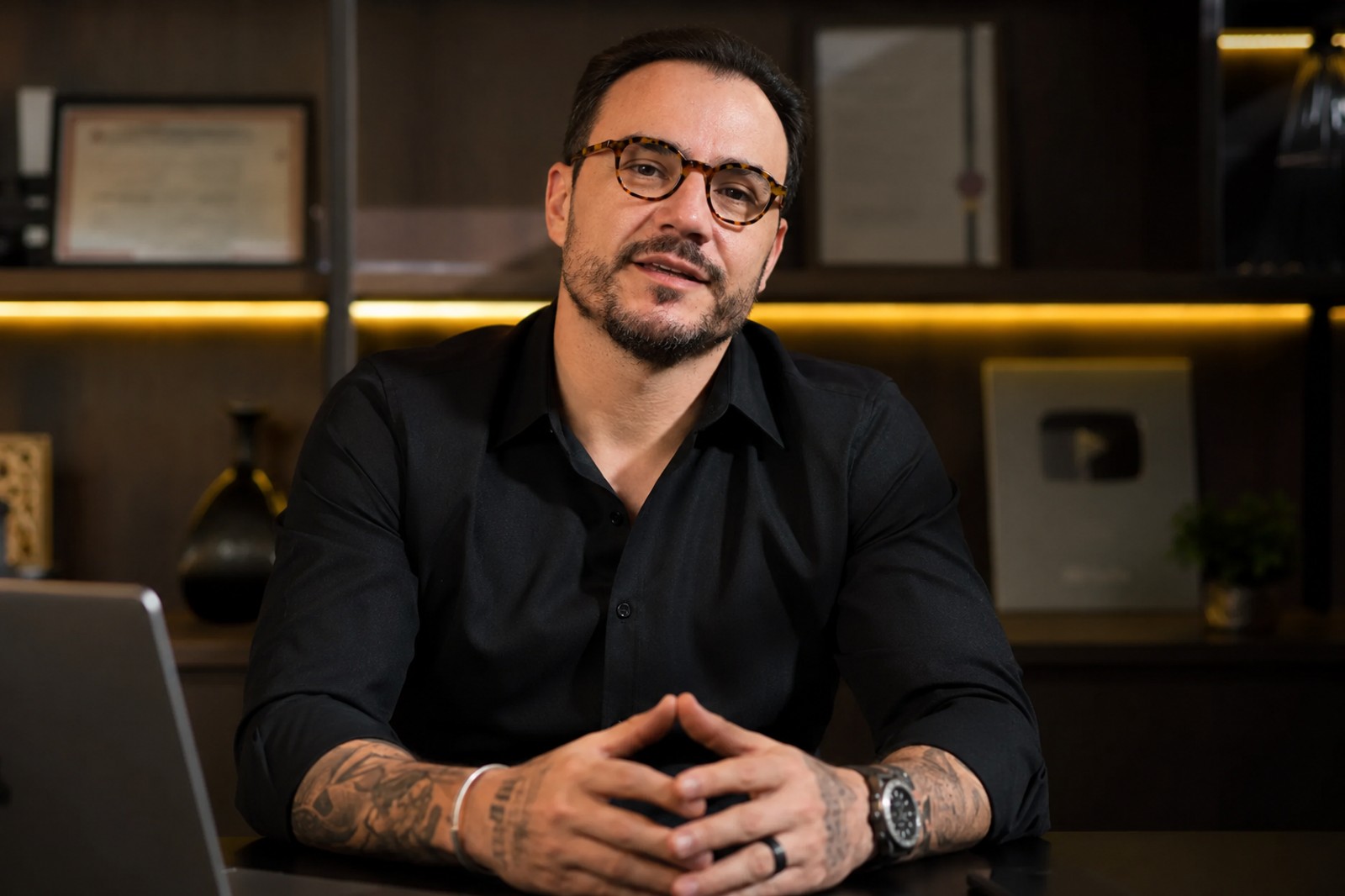Lucas Cabral em seu escritório